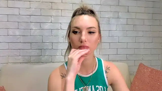 Snapshot of MiaMinx chatting on 02.07.25 MiaMinx online show from 02.07.25