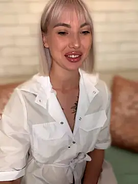 Snapshot of MiaMinx chatting on 10.15.25 MiaMinx online show from 10.15.25