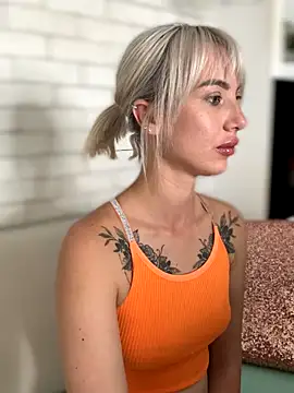 Snapshot of MiaMinx chatting on 10.22.25 MiaMinx online show from 10.22.25