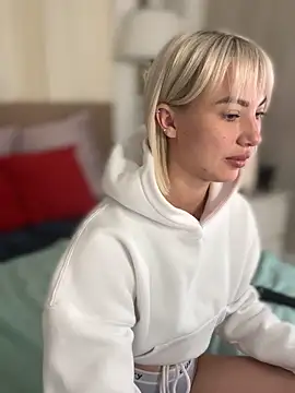 Snapshot of MiaMinx chatting on 10.31.25 MiaMinx online show from 10.31.25