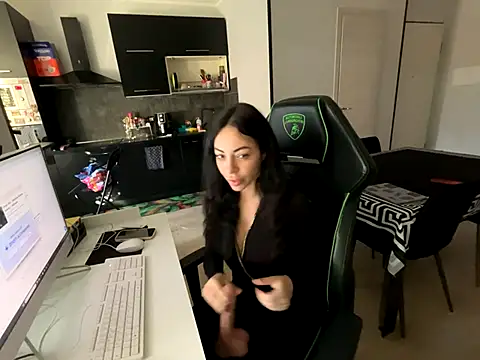 Chloe Ricci online show from 11.03.25