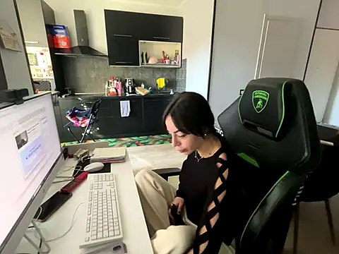 Chloe Ricci online show from 11.05.25