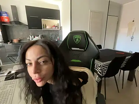 Chloe Ricci online show from 11.11.25