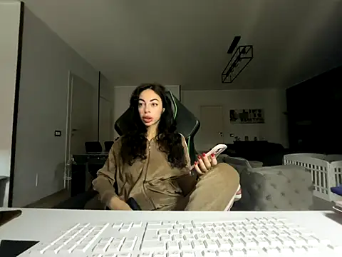 Chloe Ricci online show from 12.05.25