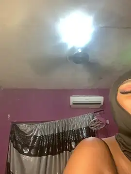 Snapshot of sweet1111 chatting on 01.05.25 sweet1111 online show from 01.05.25