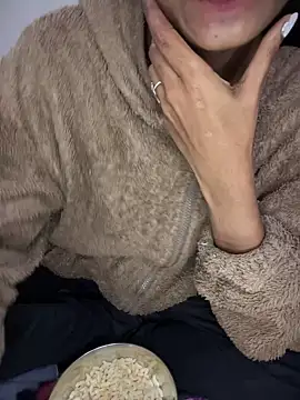 Snapshot of PARI_Hun chatting on 12.28.24 PARI Hun online show from 12.28.24