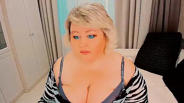 Snapshot of BIGTITSBBW chatting on 10.11.25 BIGTITSBBW online show from 10.11.25