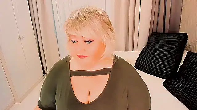 Snapshot of BIGTITSBBW chatting on 10.15.25 BIGTITSBBW online show from 10.15.25
