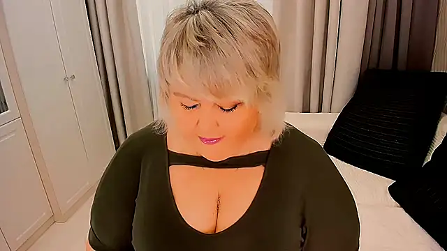 Snapshot of BIGTITSBBW chatting on 10.17.25 BIGTITSBBW online show from 10.17.25