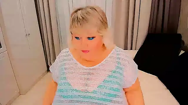 Snapshot of BIGTITSBBW chatting on 10.21.25 BIGTITSBBW online show from 10.21.25