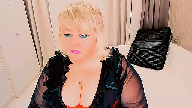 Snapshot of BIGTITSBBW chatting on 10.31.25 BIGTITSBBW online show from 10.31.25