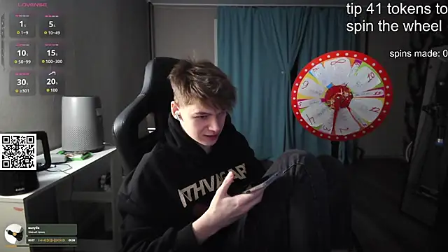 Snapshot of dantebigboi300 chatting on 10.11.25 dantebigboi300 online show from 10.11.25