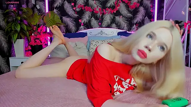 Snapshot of Lollita_Lewis chatting on 12.19.25 Lollita Lewis online show from 12.19.25