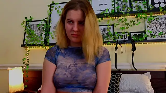 Snapshot of EvaTyrell chatting on 12.04.24 EvaTyrell online show from 12.04.24