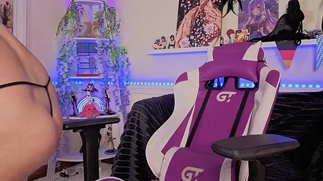 Snapshot of EvaTyrell chatting on 10.13.25 EvaTyrell online show from 10.13.25