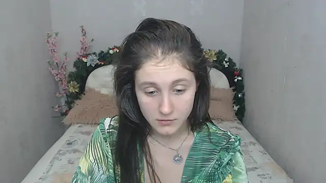 Holliy Cooper online show from 01.06.25