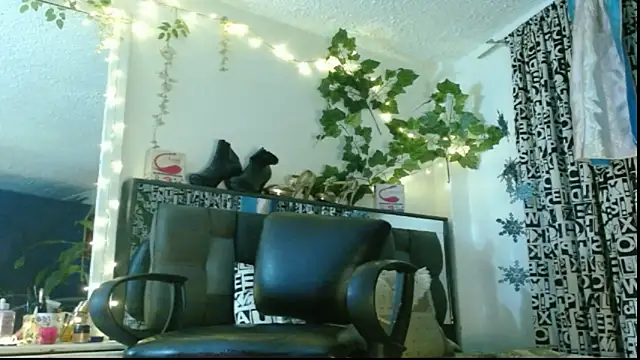 Snapshot of DULCE_ZOE chatting on 03.19.25 DULCE ZOE online show from 03.19.25