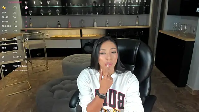 LizzHamilton   online show from 01.19.25