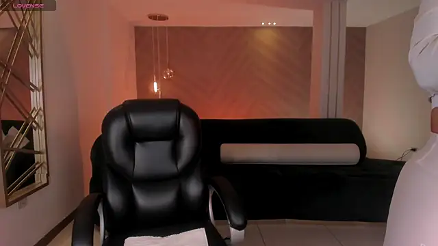 LizzHamilton   online show from 11.20.25