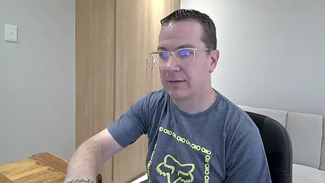 Snapshot of BrettJ81 chatting on 12.12.24 BrettJ81 online show from 12.12.24
