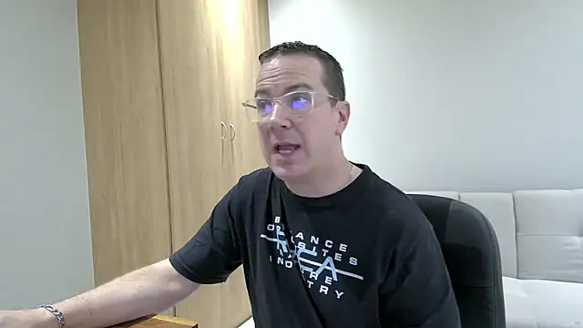Snapshot of BrettJ81 chatting on 01.06.25 BrettJ81 online show from 01.06.25