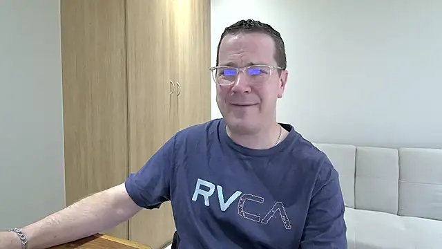 Snapshot of BrettJ81 chatting on 09.08.25 BrettJ81 online show from 09.08.25