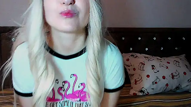 Snapshot of Sara4uu chatting on 09.15.25 Sara4uu online show from 09.15.25