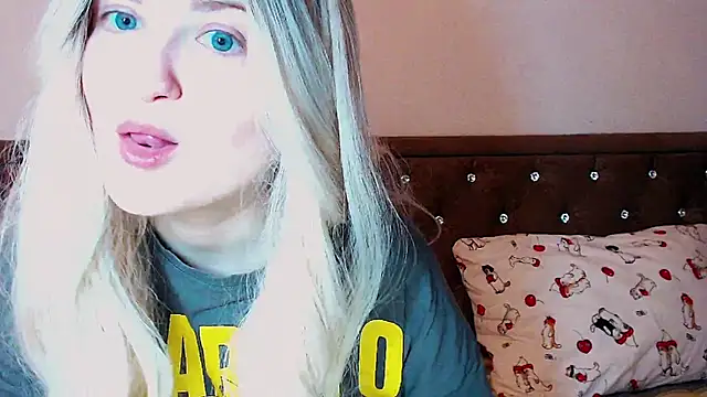 Snapshot of Sara4uu chatting on 10.16.25 Sara4uu online show from 10.16.25