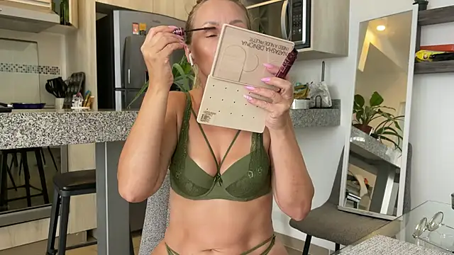 Snapshot of mommy_nadin chatting on 01.09.25 mommy nadin online show from 01.09.25