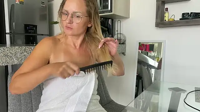 Snapshot of mommy_nadin chatting on 03.05.25 mommy nadin online show from 03.05.25