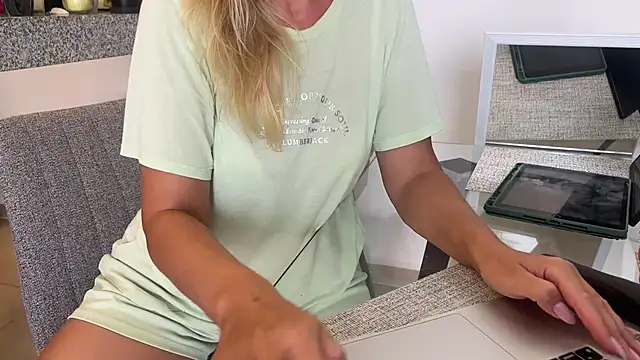 Snapshot of mommy_nadin chatting on 03.07.25 mommy nadin online show from 03.07.25