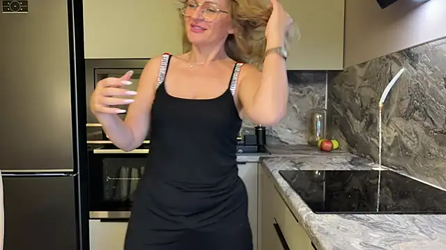 Snapshot of mommy_nadin chatting on 10.13.25 mommy nadin online show from 10.13.25