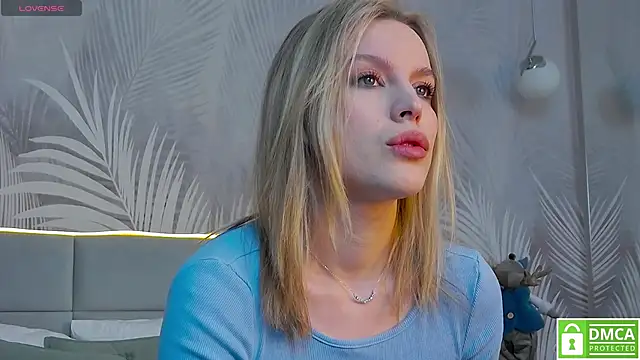Snapshot of AmaliaBell chatting on 12.23.24 AmaliaBell online show from 12.23.24