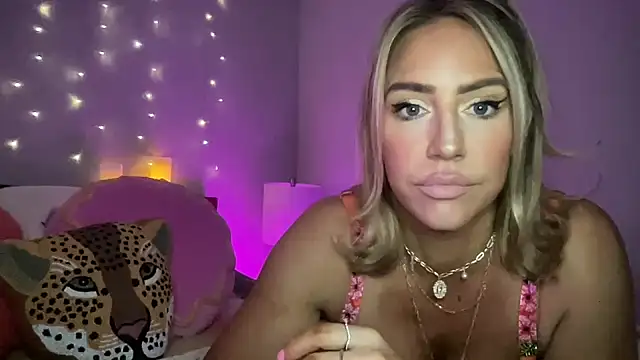 Snapshot of Fitnessbabe69 chatting on 12.28.24 Fitnessbabe69 online show from 12.28.24